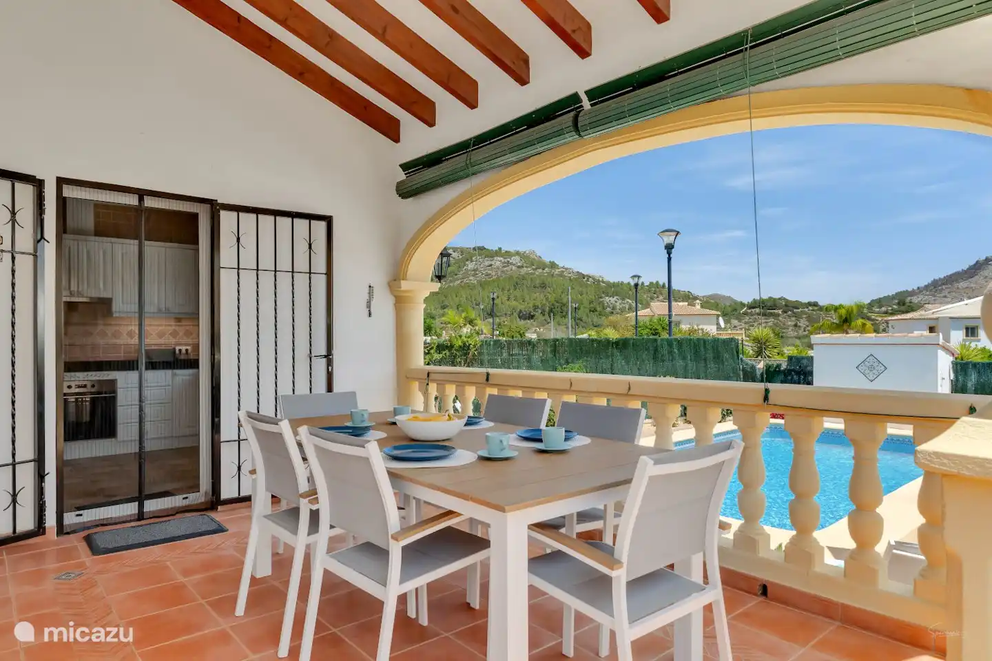 Genießen Sie Ihr Frühstück, Mittag- oder Abendessen am geräumigen Esstisch auf der Veranda.