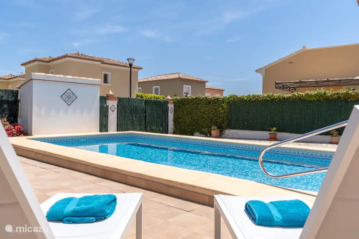 Das Schwimmbad ist 8 x 4 Meter groß.