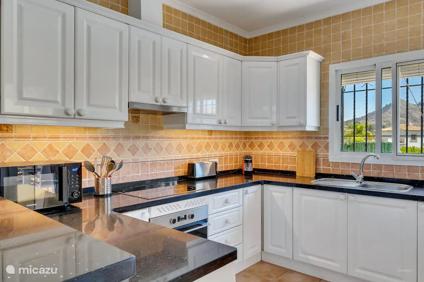 Die Küche ist komplett ausgestattet.