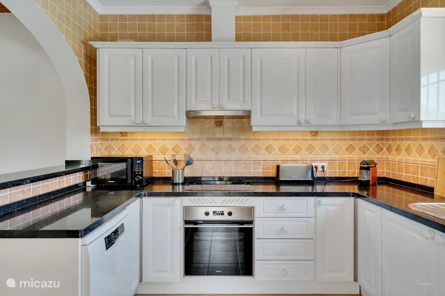 Es gibt einen Geschirrspüler, Backofen, Mikrowelle, Nespresso- und Filterkaffeemaschine, Stabmixer, Wasserkocher und vieles mehr. An alles wurde gedacht.