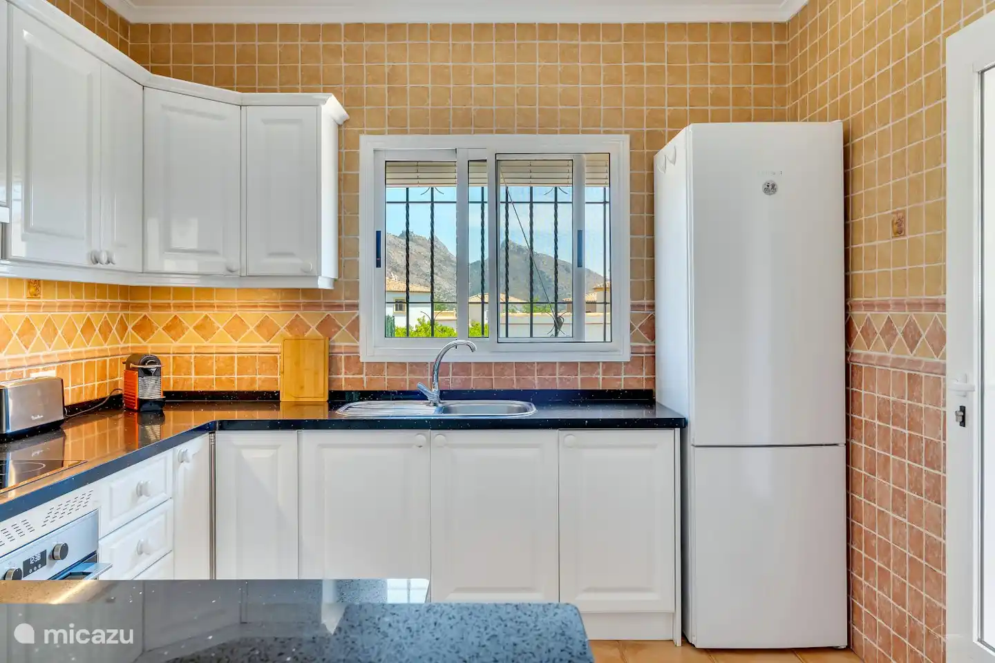 Ein geräumiger No-Frost-Kombikühlschrank sorgt dafür, dass immer ein erfrischendes Getränk zur Verfügung steht.