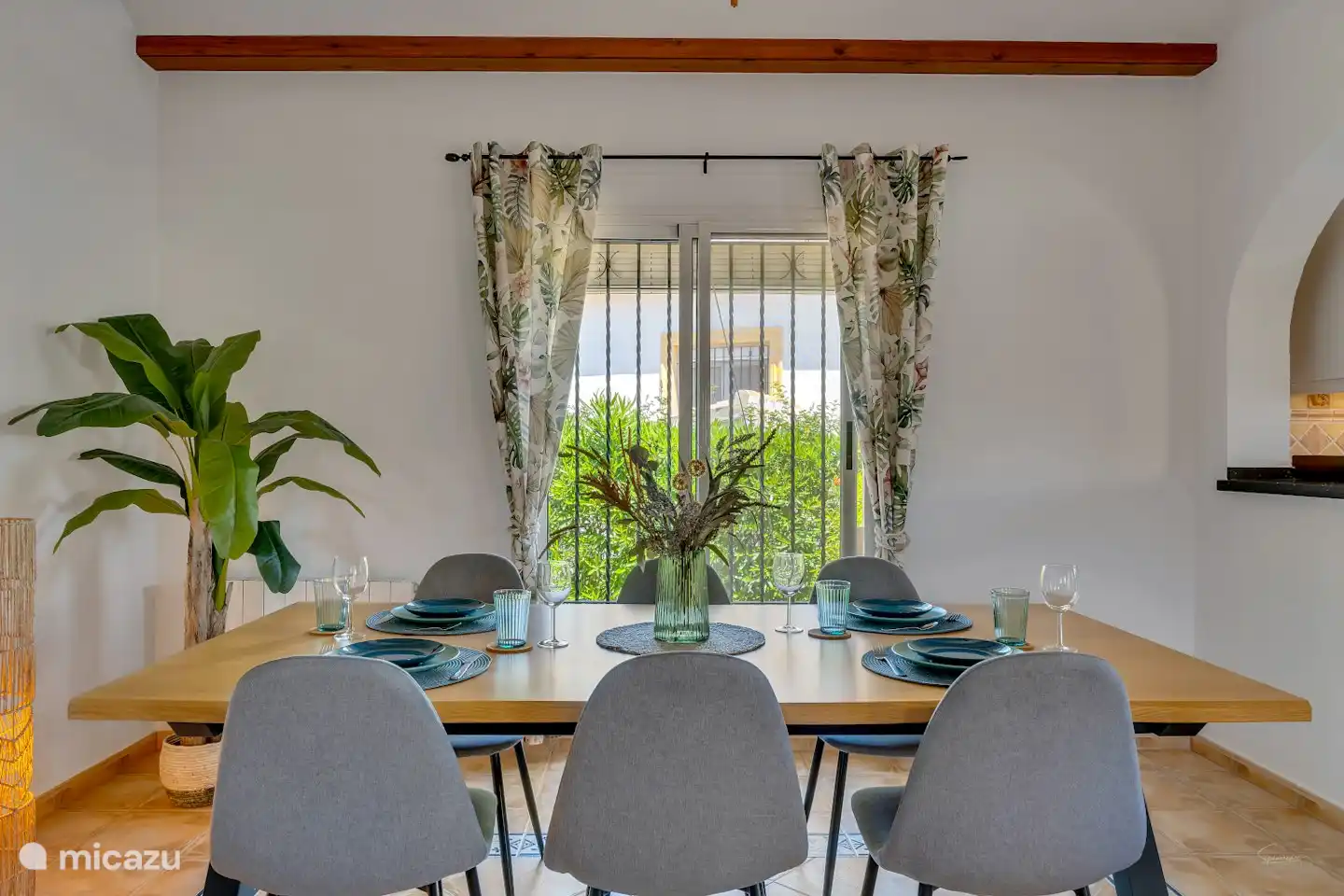 Ein großer Esstisch für sechs Personen.