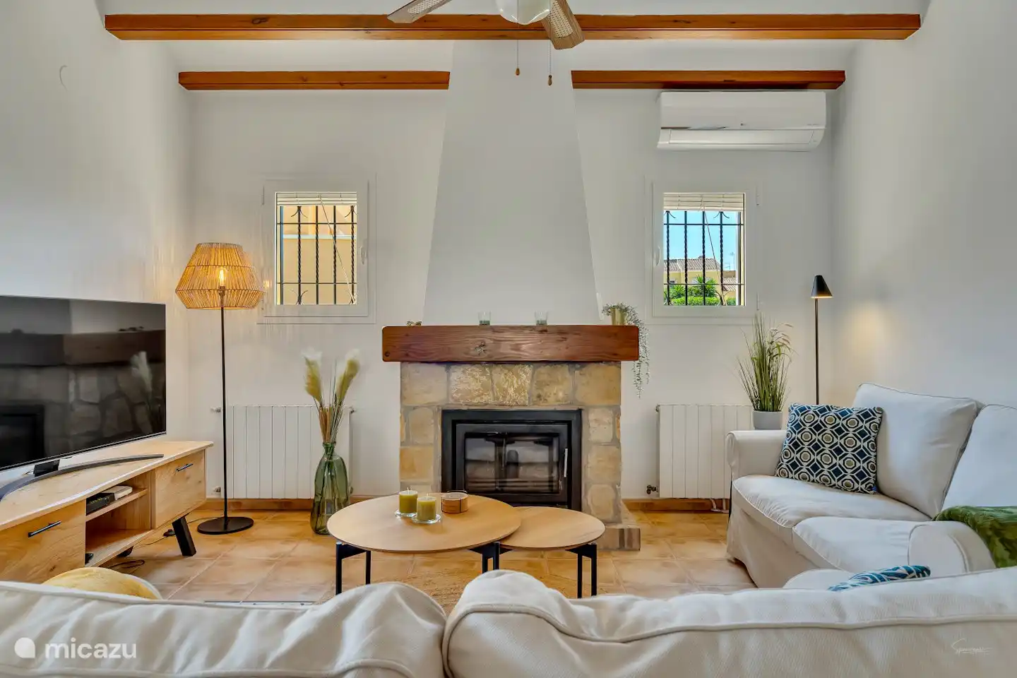 Eine gemütliche Sitzecke mit Smart-TV.