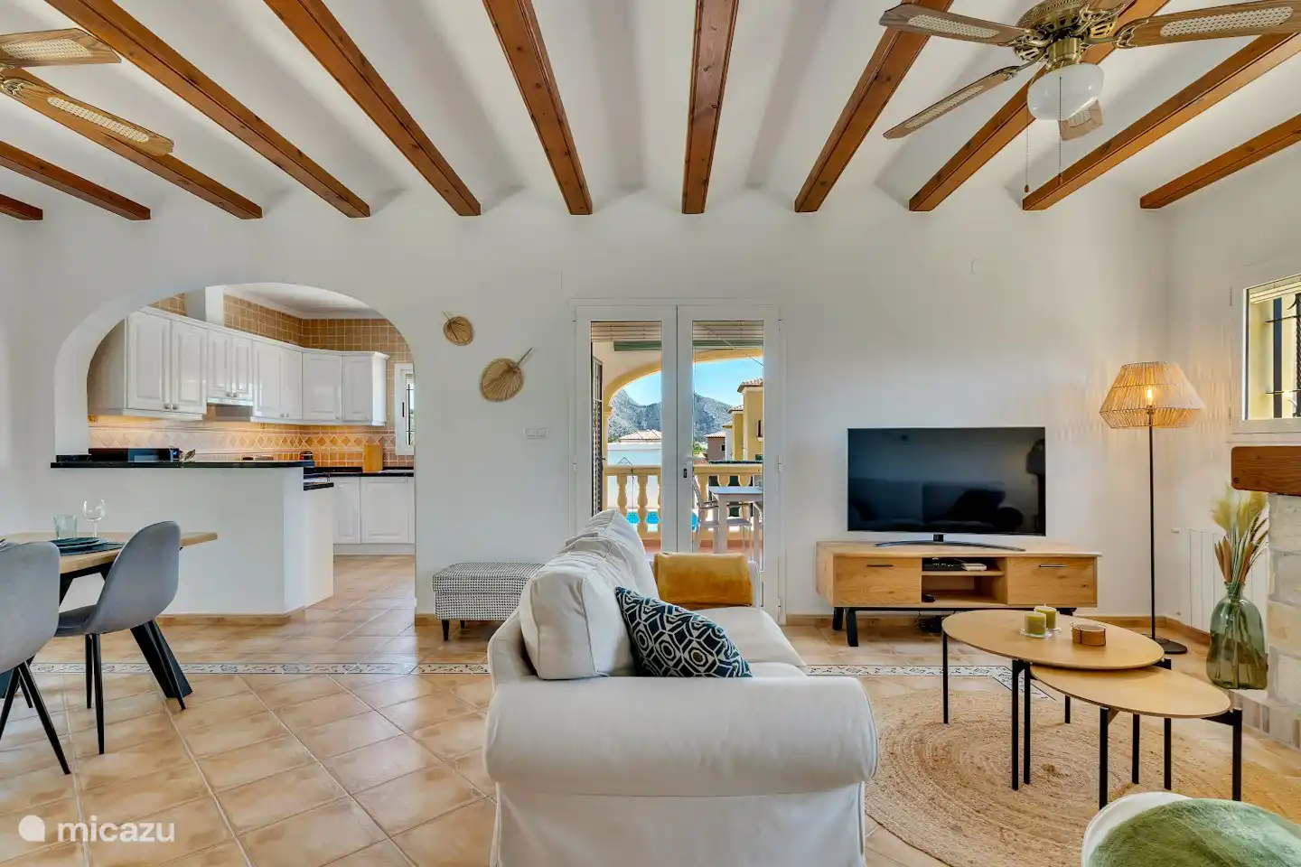 Das gemütliche Wohnzimmer mit Blick auf die Veranda.