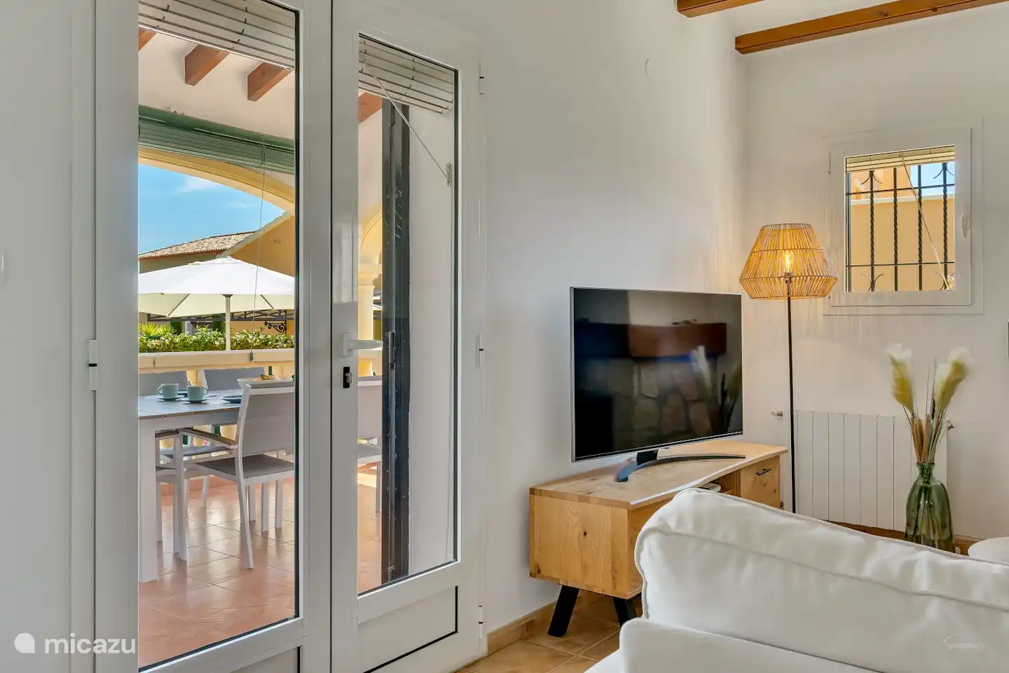 Das gemütliche Wohnzimmer mit Blick auf die Veranda.