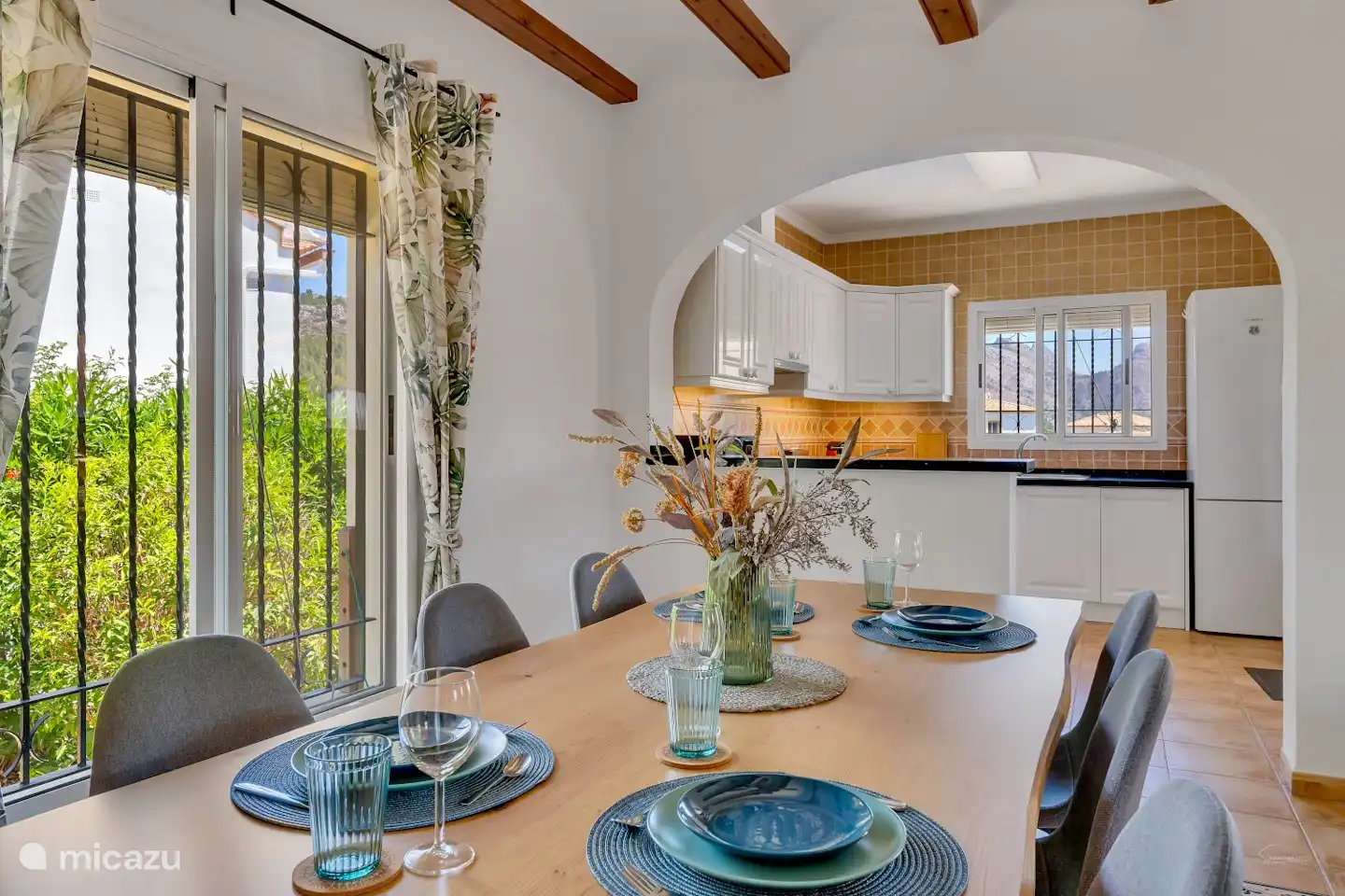 Ebenfalls im Inneren befindet sich ein geräumiger Esstisch für sechs Personen.