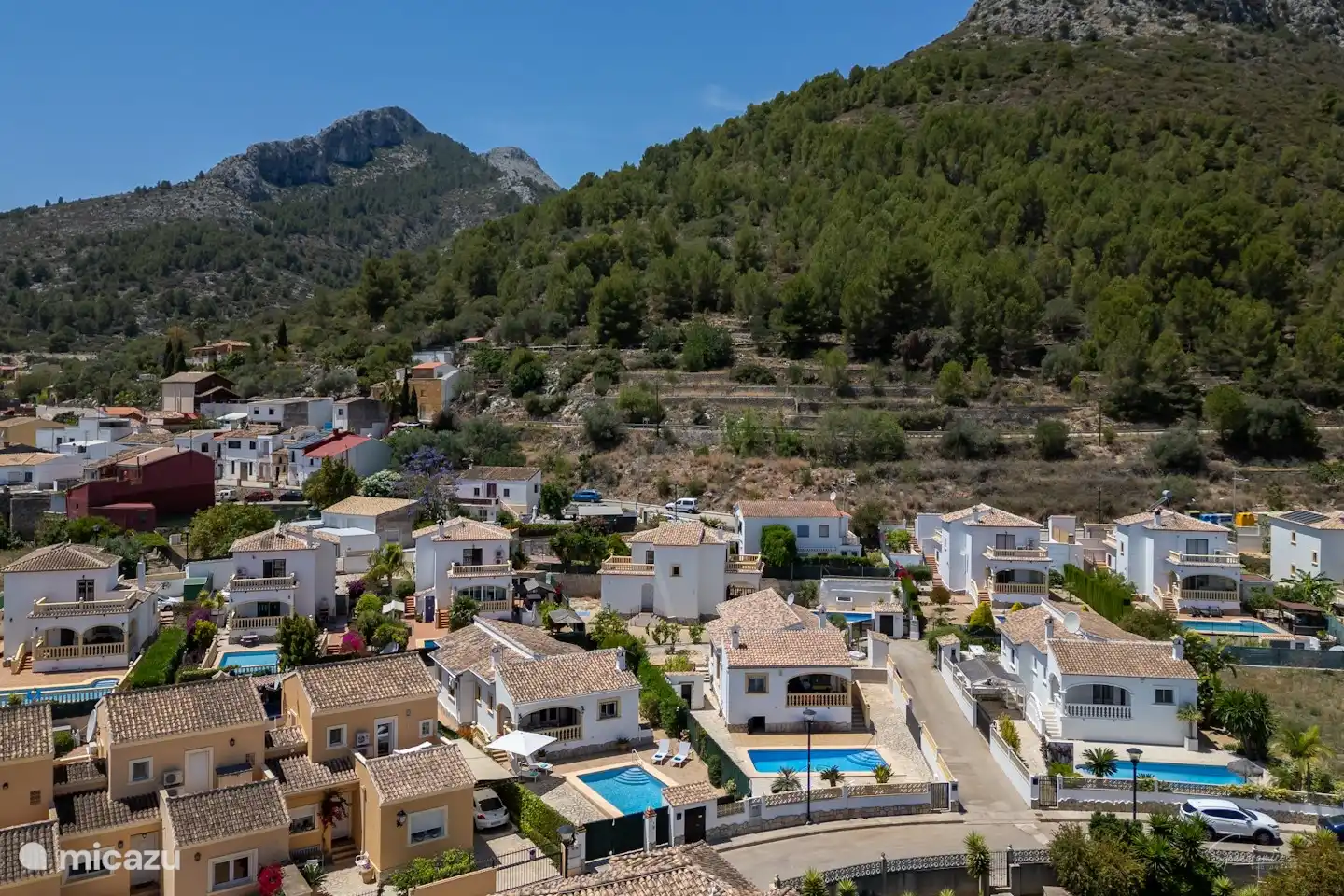 Hinter dem Dorf können Sie in den Bergen wandern.