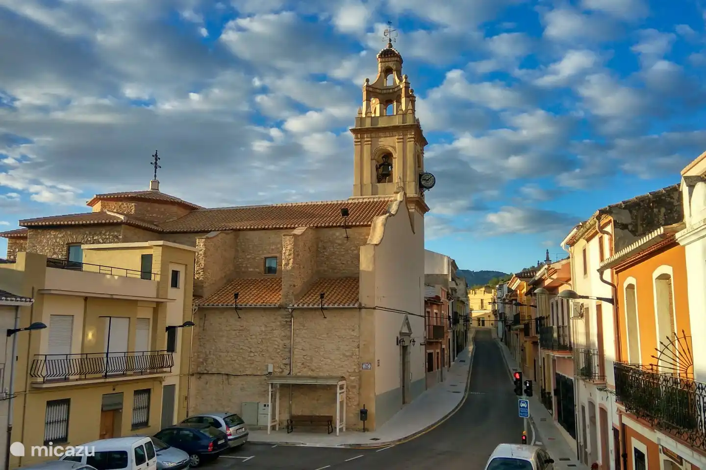 Die Kirche auf dem Dorfplatz in Sagra.