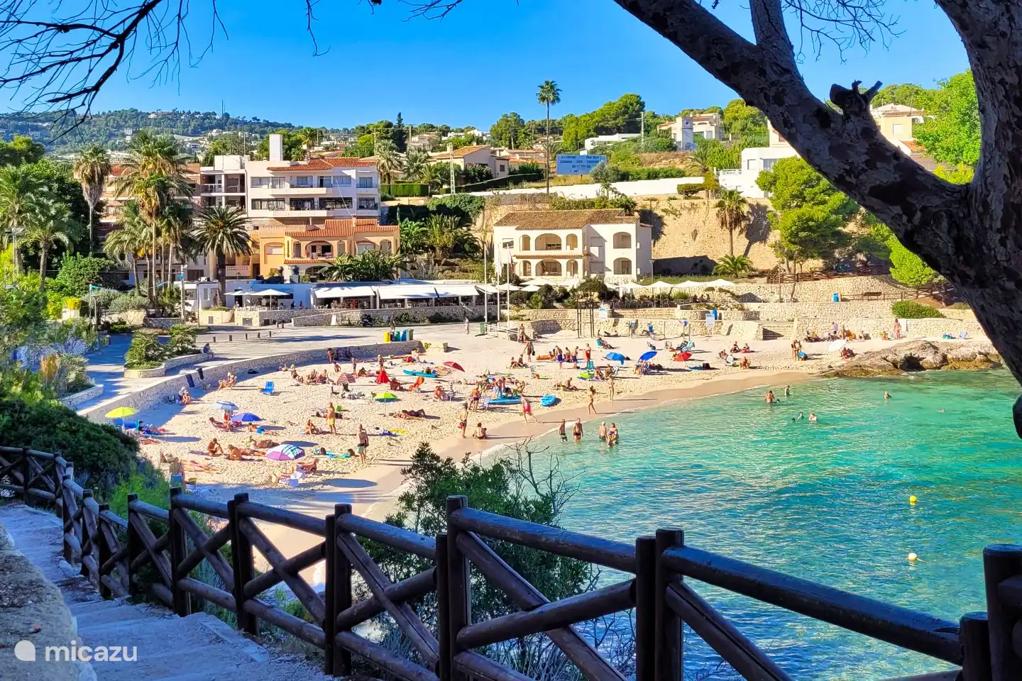 Der Strand von Cala de la Fustera an einem sonnigen Tag im Oktober. Etwa 40 Autominuten von Casa Monte Cabal entfernt.