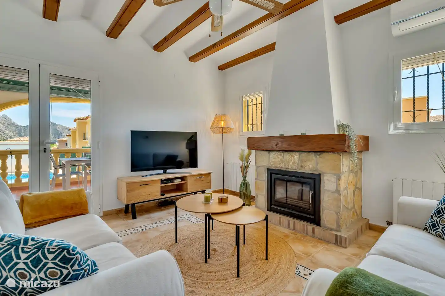 Die Sitzecke mit modernem LG-Smart-TV. (Der Kamin ist außer Betrieb.)
