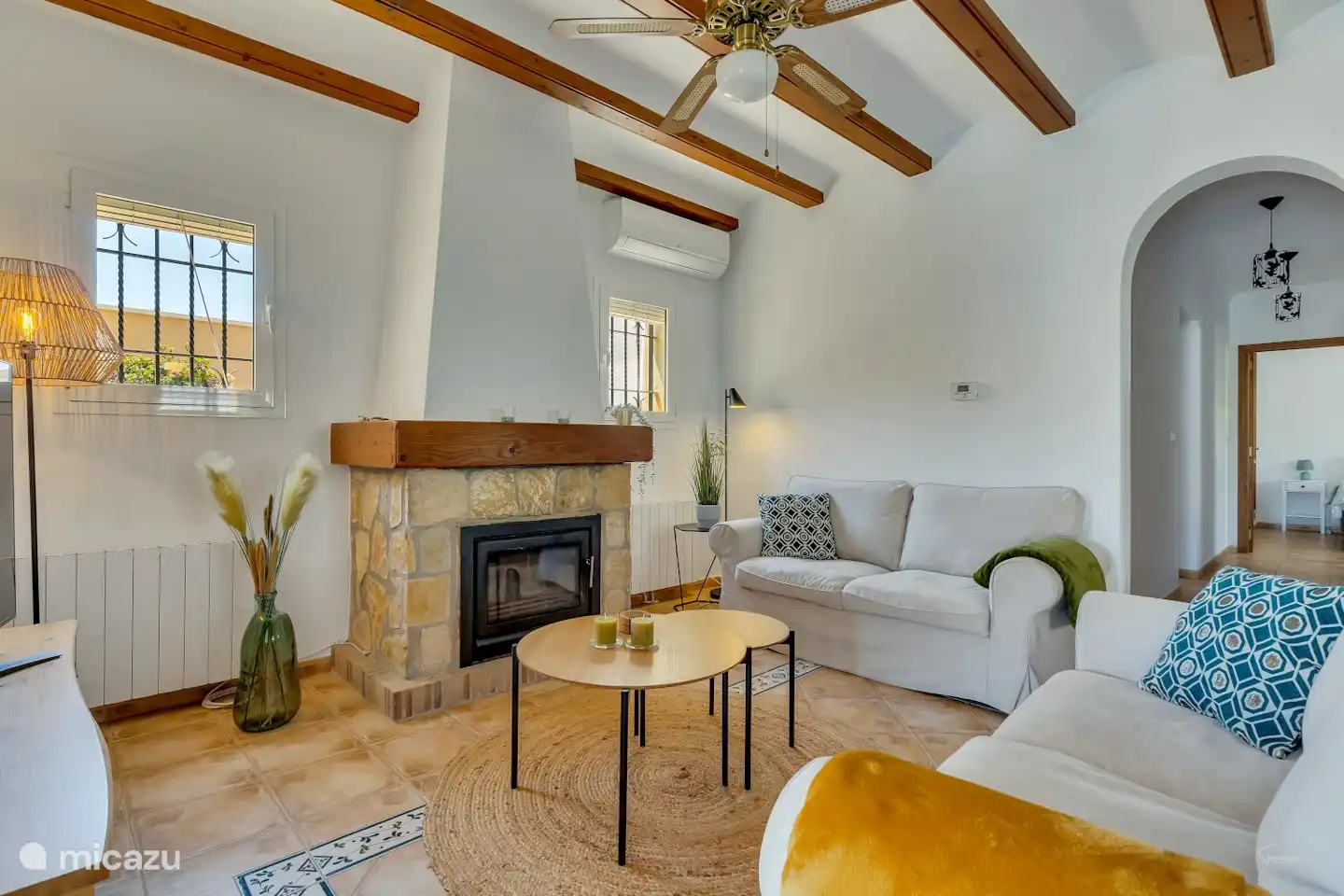 Alle Zimmer sind mit Klimaanlage (warm & kalt), Deckenventilatoren und Heizung mit Heizkörpern ausgestattet.