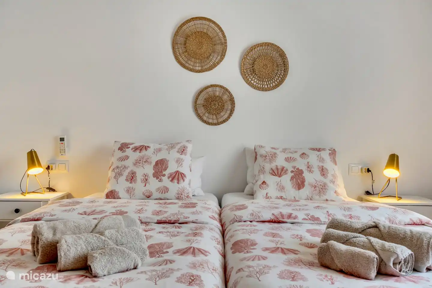 Es gibt zwei Einzelbetten (90x200cm) mit Emma-Matratzen, die auch als Doppelbett genutzt werden können.