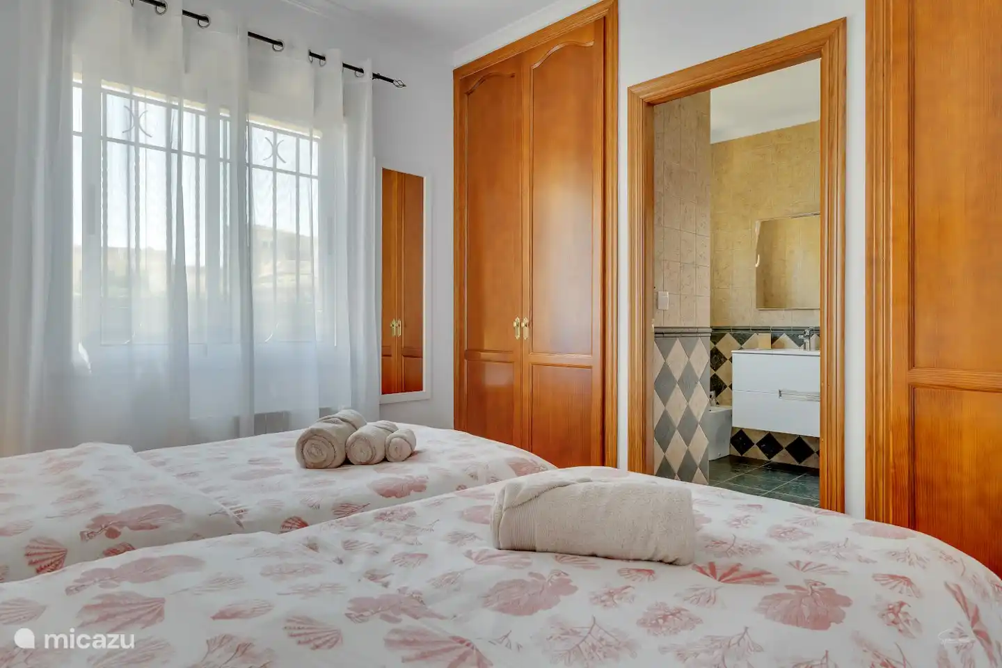 Dieses Schlafzimmer verfügt über Einbauschränke und ein eigenes Bad.