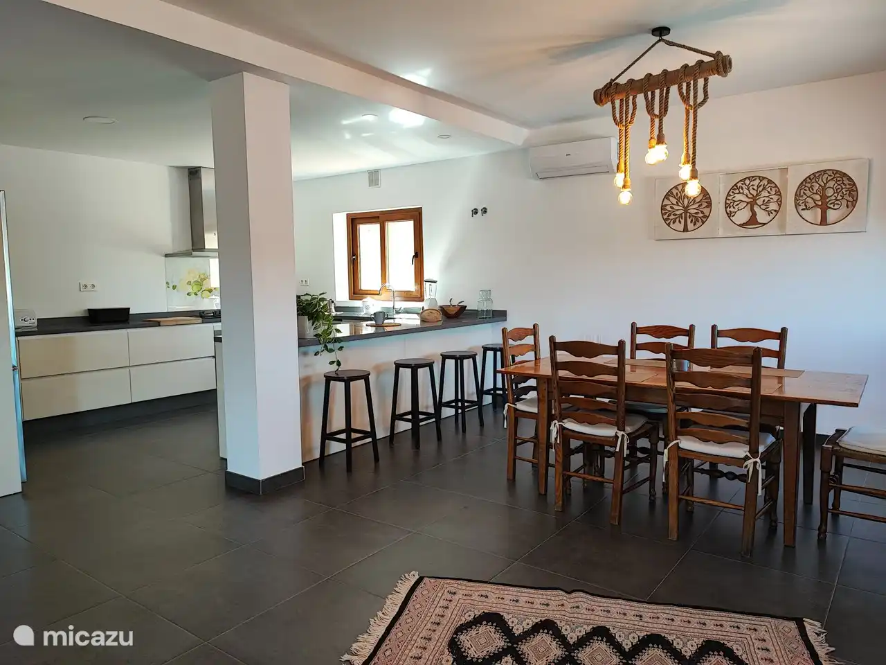 Belle cuisine lumineuse avec salle à manger !