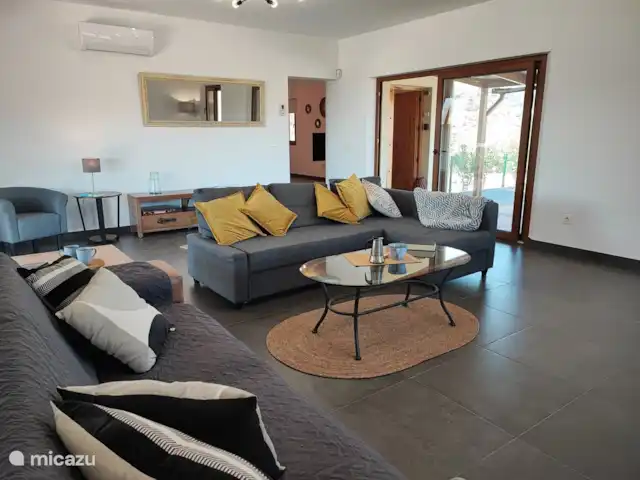 chalet huren in Spanje, Andalusië, Benamargosa – Villa Las Adelfas Woonkamer met openslaande deuren naar de terrassen en het zwembad.