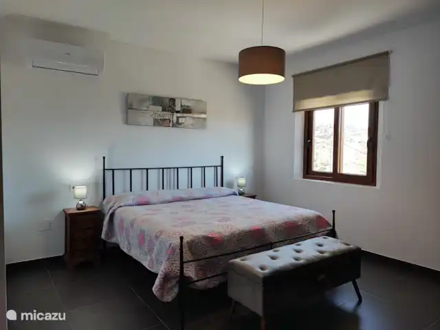 chalet huren in Spanje, Andalusië, Benamargosa – Villa Las Adelfas Slaapkamer met tweepersoonsbed boven.