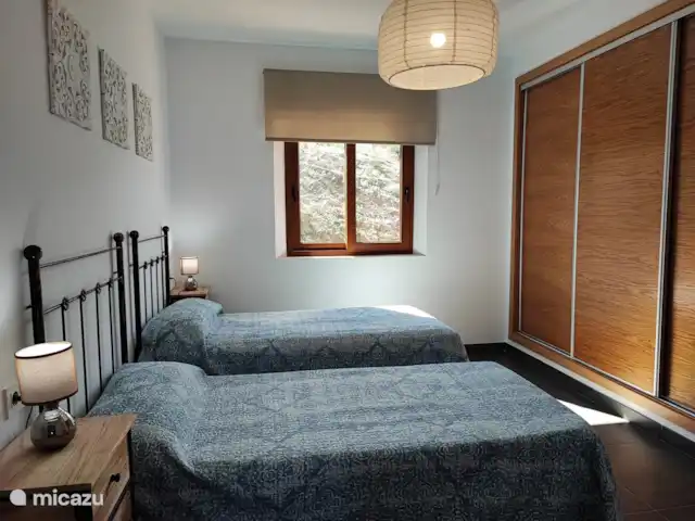 chalet huren in Spanje, Andalusië, Benamargosa – Villa Las Adelfas Derde slaapkamer met twee bedden.