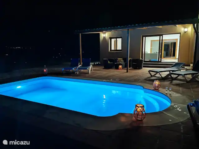 chalet huren in Spanje, Andalusië, Benamargosa – Villa Las Adelfas Zwembad bij nacht!