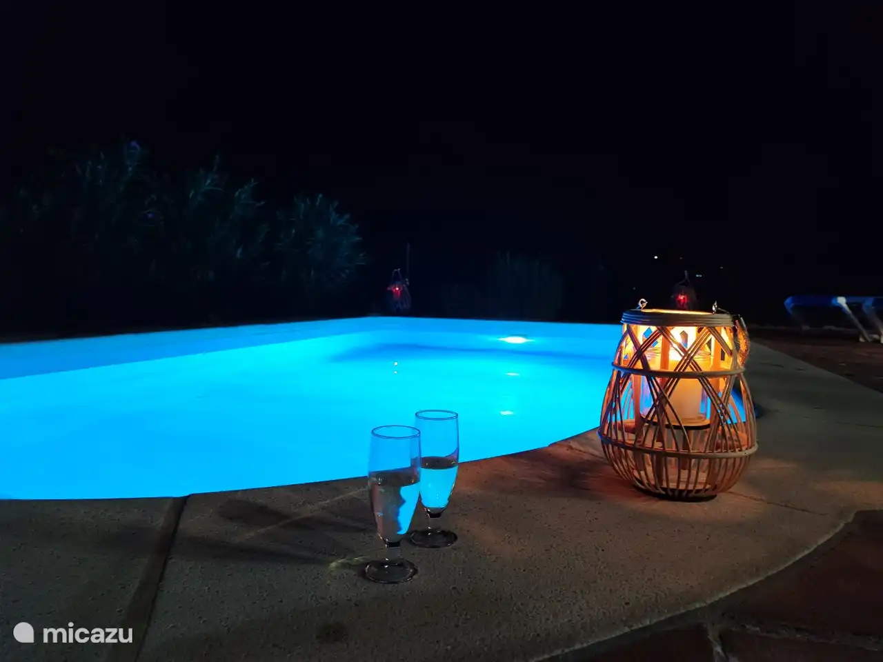 Un verre de vin au bord de la piscine