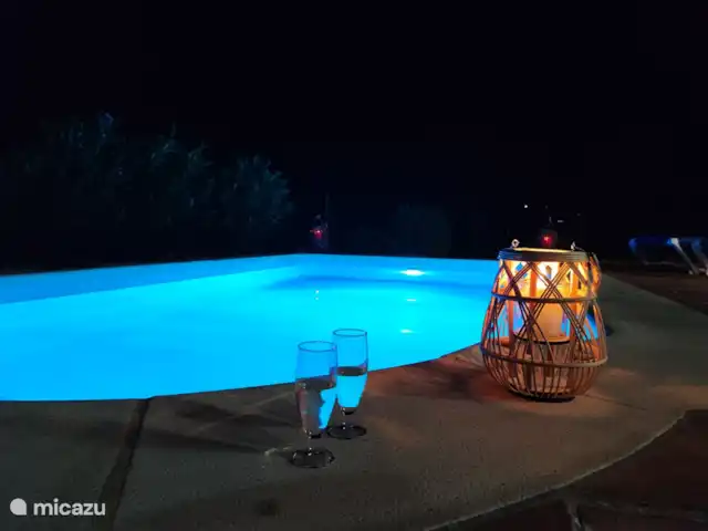 chalet huren in Spanje, Andalusië, Benamargosa – Villa Las Adelfas Een glas wijn bij het zwembad