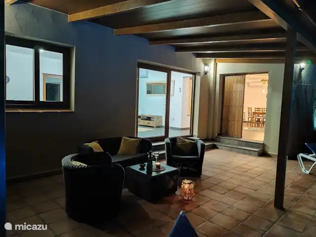 chalet huren in Spanje, Andalusië, Benamargosa – Villa Las Adelfas Ontspanningsruimte 's avonds