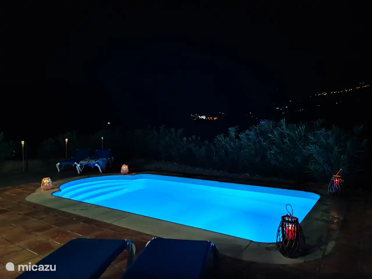 Une coupe de champagne au bord de la piscine !