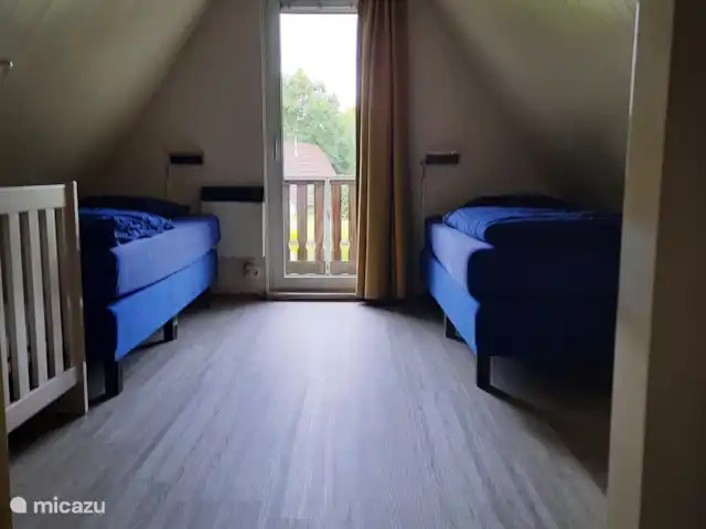 De Gouwe, bungalow en un estanque de pesca en Países Bajos, Overijssel, Gramsbergen - bungaló Cuna en planta alta dormitorio