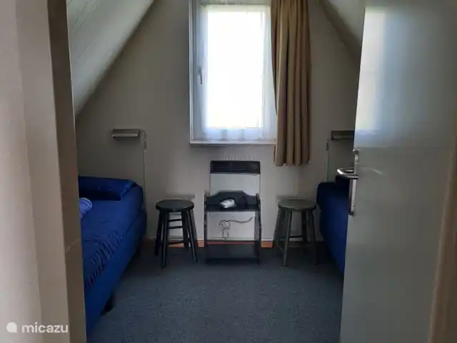 De Gouwe, bungalow en un estanque de pesca en Países Bajos, Overijssel, Gramsbergen - bungaló dormitorio arriba, en la parte delantera del bungalow