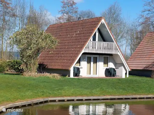 De Gouwe, bungalow en un estanque de pesca en Países Bajos, Overijssel, Gramsbergen - bungaló parte trasera del bungalow