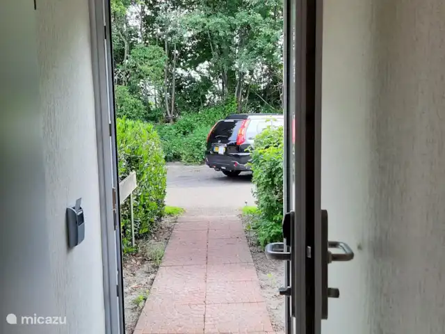 De Gouwe, bungalow en un estanque de pesca en Países Bajos, Overijssel, Gramsbergen - bungaló amplio estacionamiento en el bungalow