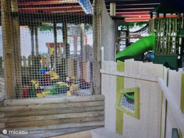 De Gouwe, bungalow en un estanque de pesca en Países Bajos, Overijssel, Gramsbergen - bungaló El paraíso de los juegos infantiles