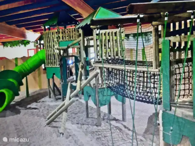 De Gouwe, bungalow en un estanque de pesca en Países Bajos, Overijssel, Gramsbergen - bungaló El paraíso de los juegos infantiles