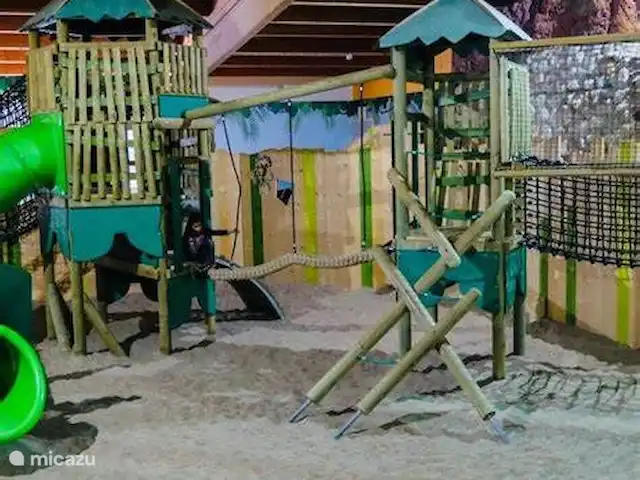 De Gouwe, bungalow en un estanque de pesca en Países Bajos, Overijssel, Gramsbergen - bungaló El paraíso de los juegos infantiles