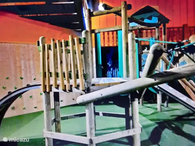 De Gouwe, bungalow en un estanque de pesca en Países Bajos, Overijssel, Gramsbergen - bungaló El paraíso de los juegos infantiles