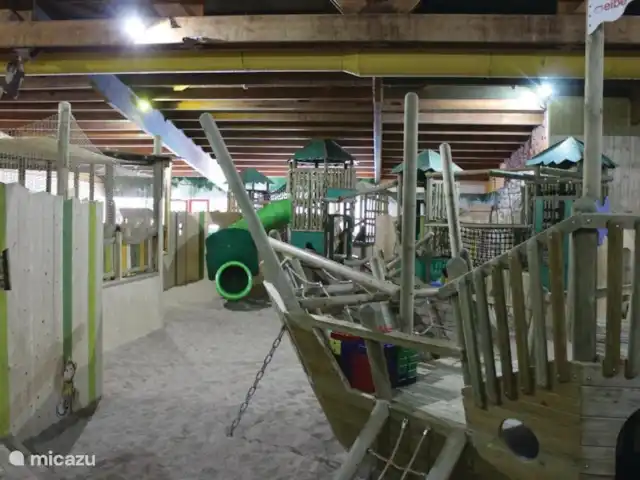 De Gouwe, bungalow en un estanque de pesca en Países Bajos, Overijssel, Gramsbergen - bungaló El paraíso de los juegos infantiles