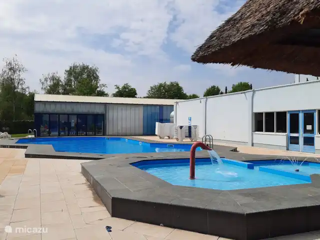 De Gouwe, bungalow en un estanque de pesca en Países Bajos, Overijssel, Gramsbergen - bungaló Piscinas al aire libre