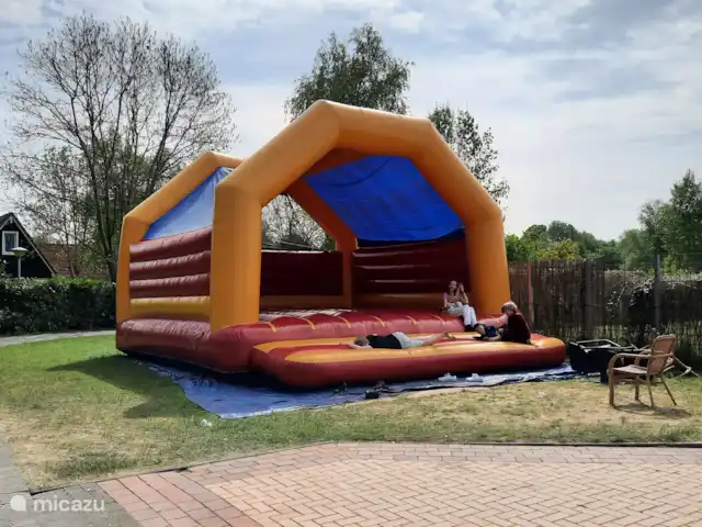 De Gouwe, bungalow en un estanque de pesca en Países Bajos, Overijssel, Gramsbergen - bungaló En los meses de verano hay un castillo hinchable