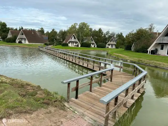 De Gouwe, bungalow en un estanque de pesca en Países Bajos, Overijssel, Gramsbergen - bungaló Puente sobre el estanque de peces