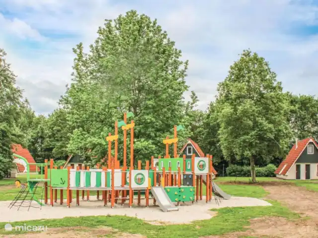 De Gouwe, bungalow en un estanque de pesca en Países Bajos, Overijssel, Gramsbergen - bungaló Parques infantiles