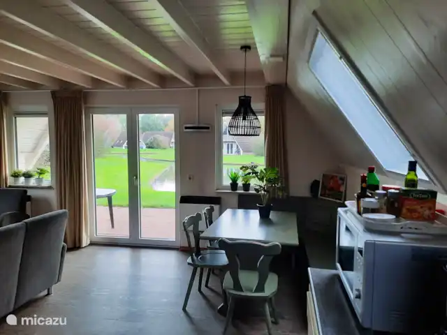 De Gouwe, bungalow en un estanque de pesca en Países Bajos, Overijssel, Gramsbergen - bungaló Comedor visto desde la cocina