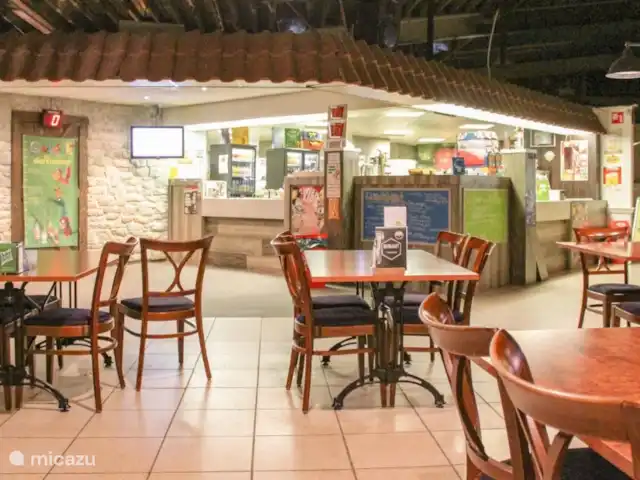 De Gouwe, bungalow en un estanque de pesca en Países Bajos, Overijssel, Gramsbergen - bungaló Restaurante en la zona de cafetería