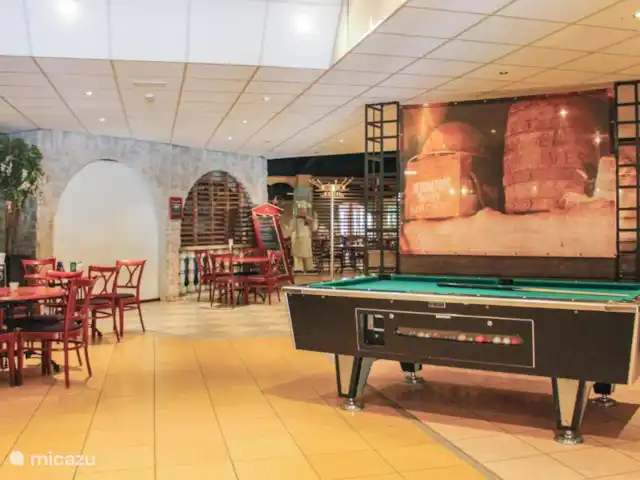 De Gouwe, bungalow en un estanque de pesca en Países Bajos, Overijssel, Gramsbergen - bungaló Sala de estar, edificio principal