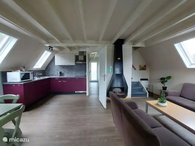 De Gouwe, bungalow en un estanque de pesca en Países Bajos, Overijssel, Gramsbergen - bungaló Sala de estar vista desde el lado de la terraza