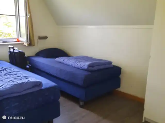 De Gouwe, bungalow en un estanque de pesca en Países Bajos, Overijssel, Gramsbergen - bungaló dormitorio en la planta baja