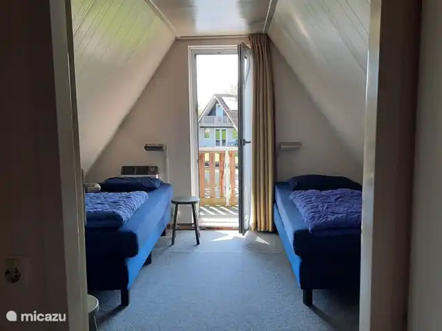 De Gouwe, bungalow en un estanque de pesca en Países Bajos, Overijssel, Gramsbergen - bungaló Dormitorio de arriba con acceso al balcón en la parte trasera del bungalow. Un dormitorio muy espacioso