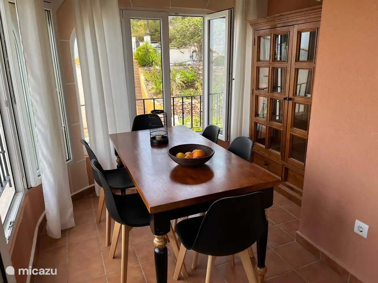 Der Esstisch im Wintergarten des obersten Stockwerks.