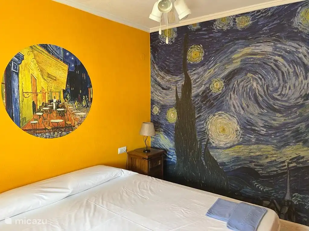Van Gogh Schlafzimmer im Obergeschoss mit Bett (180x200), Einbauschrank, Rollladen und Ventilator.
