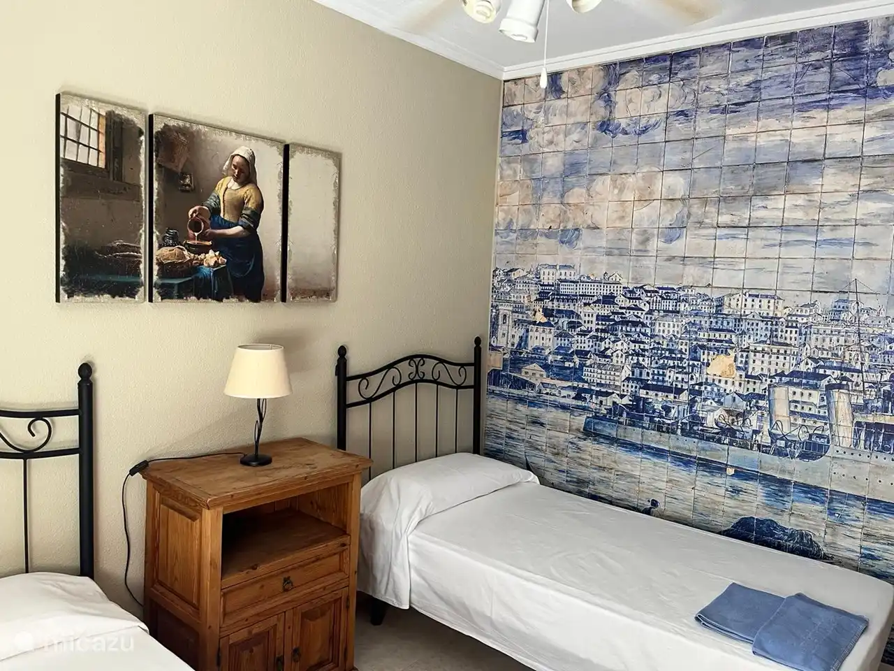 Schlafzimmer Vermeer im obersten Stockwerk mit 2 x Bett (90x200), Einbauschrank, Rollladen und Ventilator.