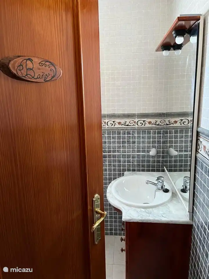 Badezimmer im obersten Stockwerk mit Badewanne, WC und Waschbecken.