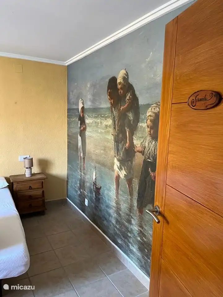 Schlafzimmer Israëls, im Erdgeschoss mit Bett (180x200), Einbauschrank, Rollladen und Ventilator.